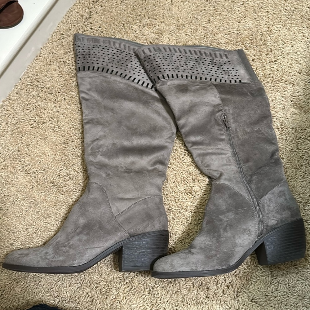 Suede beige boots never worn